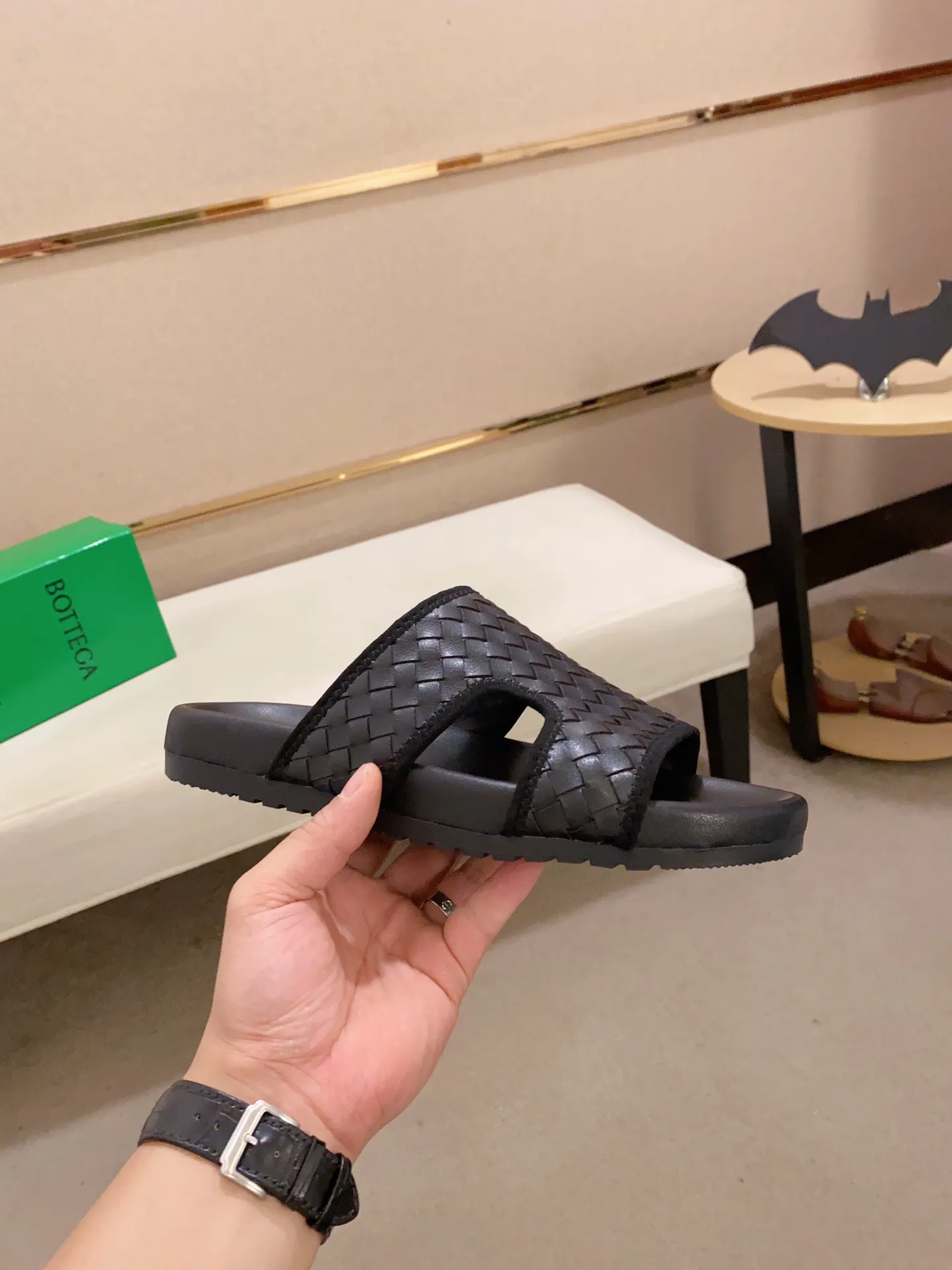 Men's shoes 💰: 320💰[BV~Bottega Veneta] Trendy new slippers are on the market. Same style as the official website. Counter quality [strong][strong][strong] Selected cow patent leather weaving. High-end atmosphere. Very cost-effective. Original wear-resistant rubber outsole. Fine workmanship. The upper layer of materials is used. The quality is visible. Shoe size 38-45.